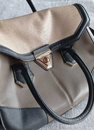 Женская бежевая сумка с регулируемой ручкой на замке  вместительная сумка. внутри есть карман1 фото