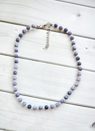 Ожерелье из камушков ангелита и хрустальных бусин