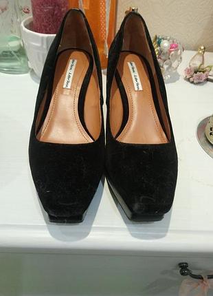 Туфлі чорні замшеві,з неординарним каблучком