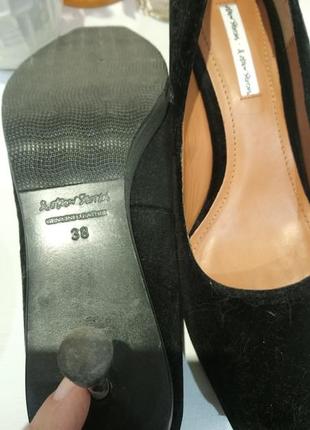 Туфли черные замшевые,с неординарным каблучком4 фото