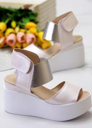 Натуральные кожаные босоножки на липучках и на танкетке