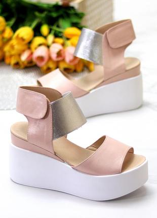 Натуральные кожаные босоножки цвета пудры на липучках и на белой танкетке