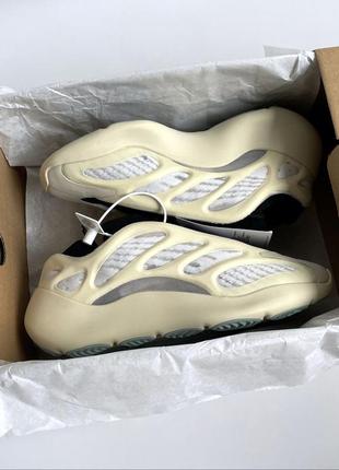 Кроссовки adidas yeezy boost 700 v3 beige