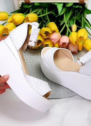 Натуральні шкіряні білі стьобані босоніжки на танкетці
