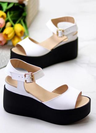 Натуральні шкіряні білі босоніжки на чорній танкетці