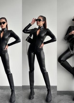 Комбінезон жіночий чорний однотонний екошкіра матовий на довгий рукав з блискавкою в зоні декольте стильний якісний6 фото