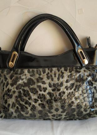 Новая не большая сумка клатч леопард под лак