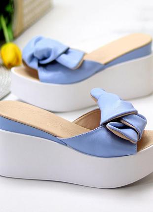 Натуральные кожаные голубые босоножки - шлепанцы на белой танке