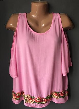 Блуза с открытыми плечами с нашивками