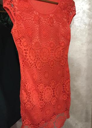 Яркое платье коралового цвета2 фото