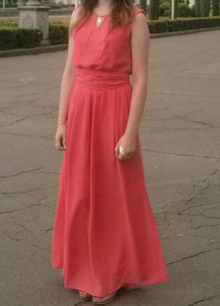 Длинное платье кораллового цвета