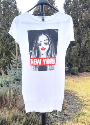 Белая удлиненная футболка с рисунком