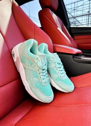 Жіночі кросівки puma trinomic r698 / smb