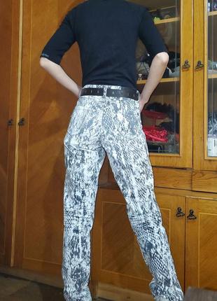 Джинсы брюки marc cain животный змеиный принт, летние брюки джинсы6 фото