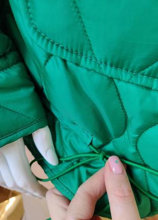 Коротка легка жіноча куртка стьобана зелена демісезонна весна осінь женская куртка короткая турция4 фото
