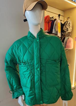 Коротка легка жіноча куртка стьобана зелена демісезонна весна осінь женская куртка короткая турция
