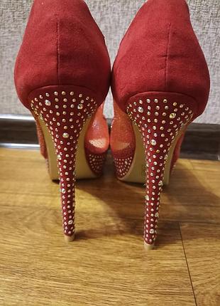 Туфли с стразами на каблуке
