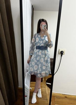 Платье миди с красивым цветочным принтом1 фото