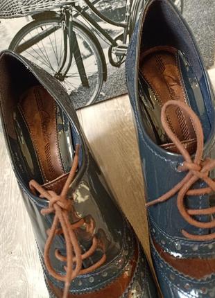 Туфлі на шнуровці clarks натуральна шкіра стійкий каблук7 фото