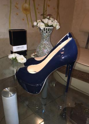 Шикарні туфлі темно-синього кольору