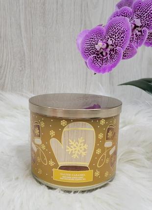 Велика парфумована триґнотова свічка salted caramel від bath&body works солона карамель1 фото