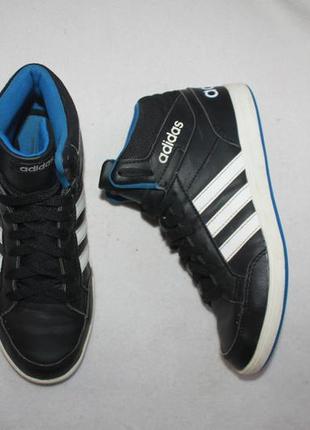 Кроссовки фирмы adidas 36,5 размера по стельке 23 см.