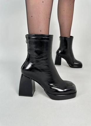 Женские черные лаковые ботинки на каблуке