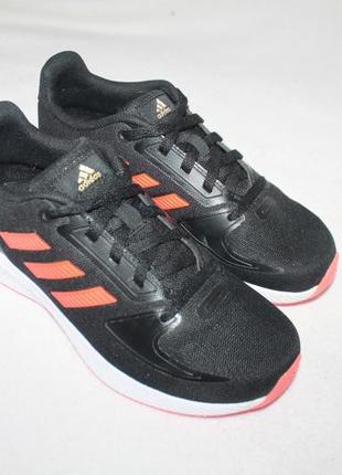 Кросівки фірми adidas 33 розміри за устілкою 21 см.