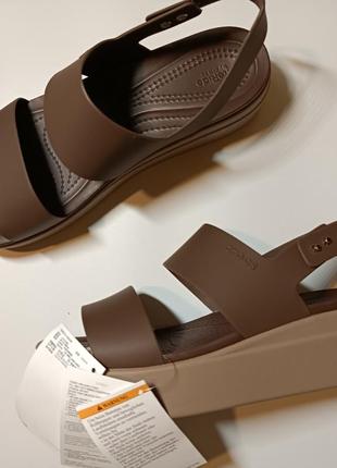 Sale!crocs brooklyn low wedge босоножки женские, оригинал.3 фото