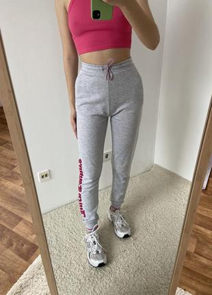 Спортивные штаны на высокой посадке с большим логотипом от juicy couture