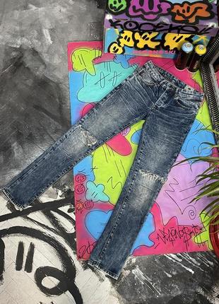 Зауженные плотные стрейч джинсы с потертостями и дырками на коленях