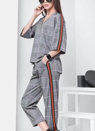 Костюм в клетку.