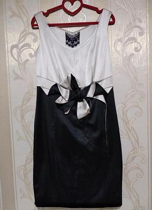 Вечернее атласное платье с дизайнерским бантом.