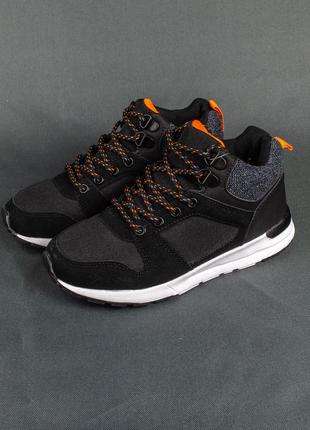 Кросівки  від  primark.
підійдуть і хлопчикам і дівчаткам.