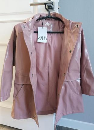 Красивый лаковый плащ zara 4