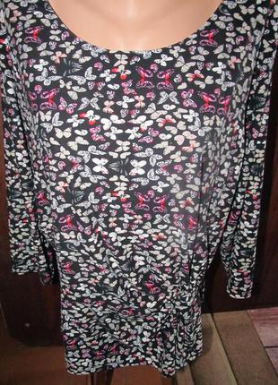 Блуза в яскраві метелики