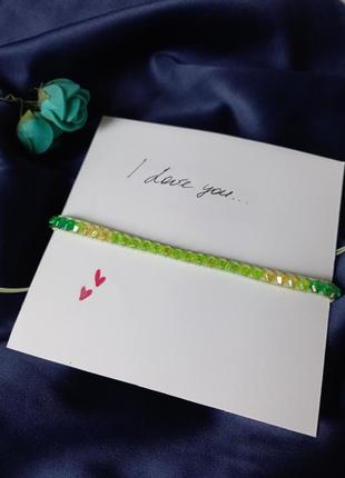 Яркий браслет из бусин