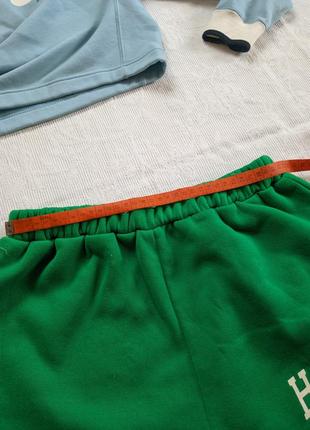 Яркие зеленые шорты на флисе.9 фото