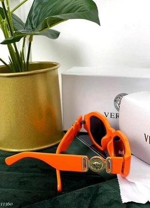 Сонцезахисні іміджеві солнцезащитные окуляри люкс белые бежевые чёрные в футляре очки имиджевые трендовые брендовые пластиковые оранжевый2 фото