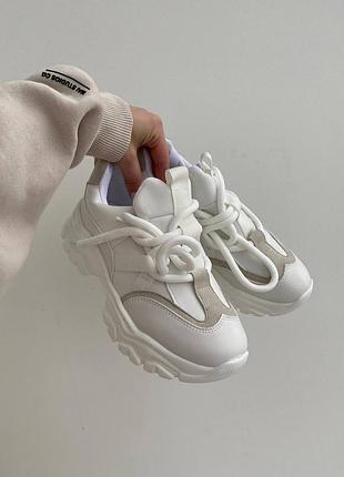 Женские кроссовки белые