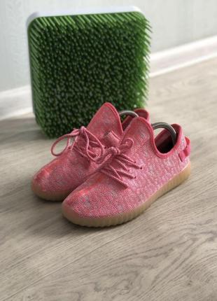 Стильні жіночі рожеві кросівки із usb зарядкою💜