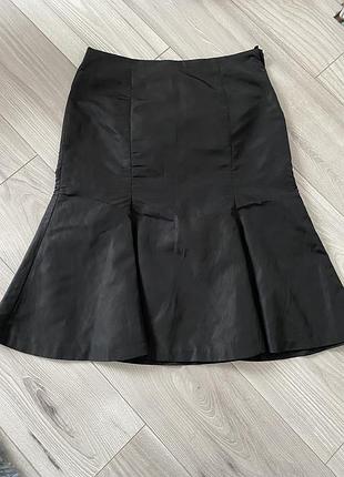 Юбка черная стильная юбка-миди расклешенная с рюшами