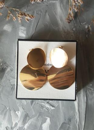 Трендовые серьги золотого цвета круглые зеркальные 2019 гвоздики