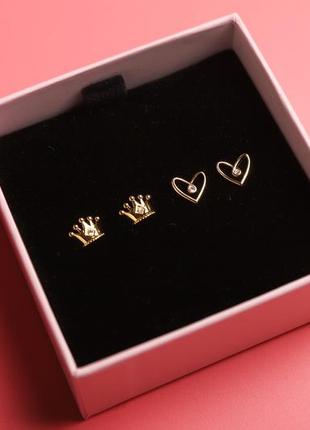 Набір сережок mary kay у формі серця та корони.