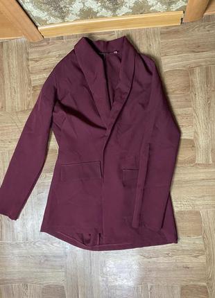 Темно-бордовый пиджак