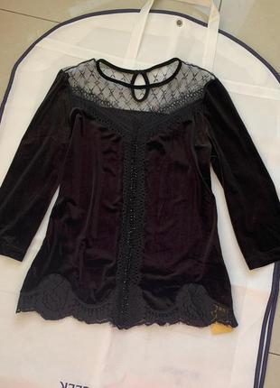 Оксамитова жіноча блуза з мереживом декорованим кристалами в наявності