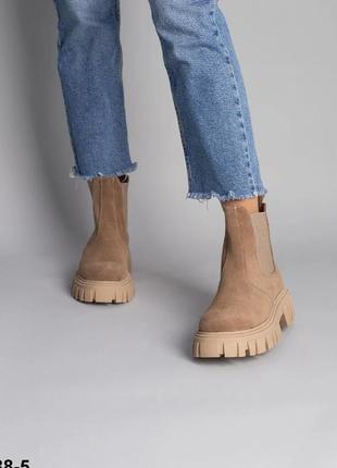 Женские замшевые ботинки челси цвета латте4 фото