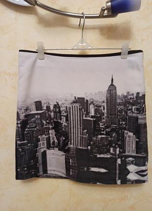Красивая юбка с принтом городского пейзажа
