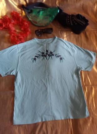 Салатовая футболка с вышивкой цветы 50-52р.котон