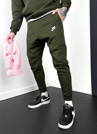 Топовые теплые брюки в стиле nike с объемным логотипом стильные зауженные найк на флисе качественные